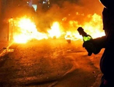 Επιθέσεις σε διμοιρία των ΜΑΤ τη νύχτα στα Εξάρχεια